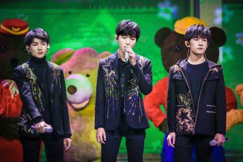 tfboy唱歌的背景图