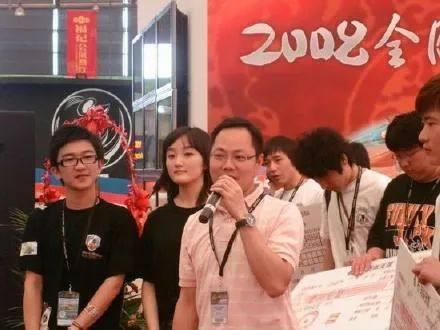 娱乐吃瓜两男主持,吃瓜两男主持的麻辣点评